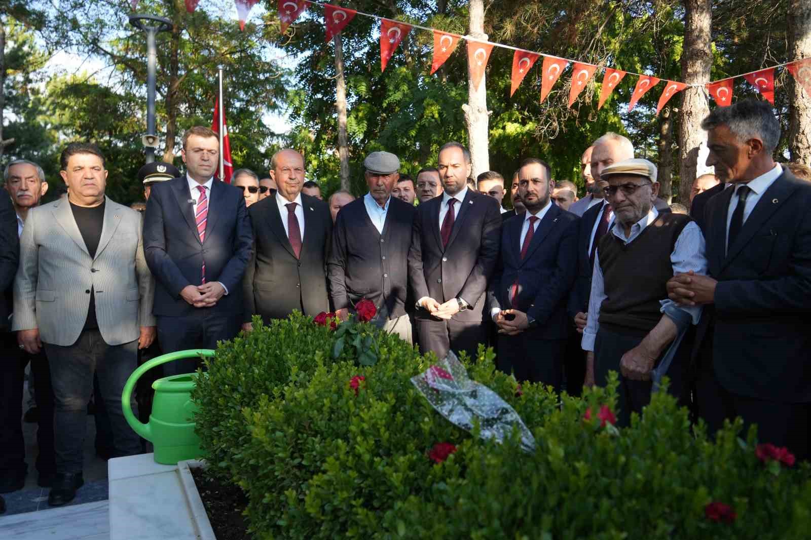 15 Temmuz Kahramanı Şehit Ömer Halisdemir kabri başında törenle anıldı 5 15 temmuz kahramani sehit omer halisdemir kabri basinda torenle anildi 1 OMbXzBXe