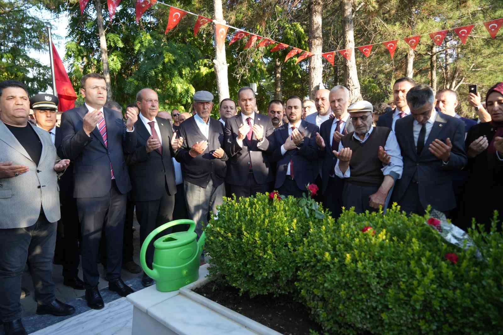 15 Temmuz Kahramanı Şehit Ömer Halisdemir kabri başında törenle anıldı 6 15 temmuz kahramani sehit omer halisdemir kabri basinda torenle anildi 2 ZkODUpL5