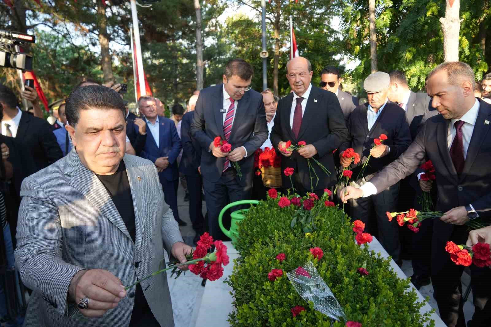 15 Temmuz Kahramanı Şehit Ömer Halisdemir kabri başında törenle anıldı 7 15 temmuz kahramani sehit omer halisdemir kabri basinda torenle anildi 3 aYMCYApS