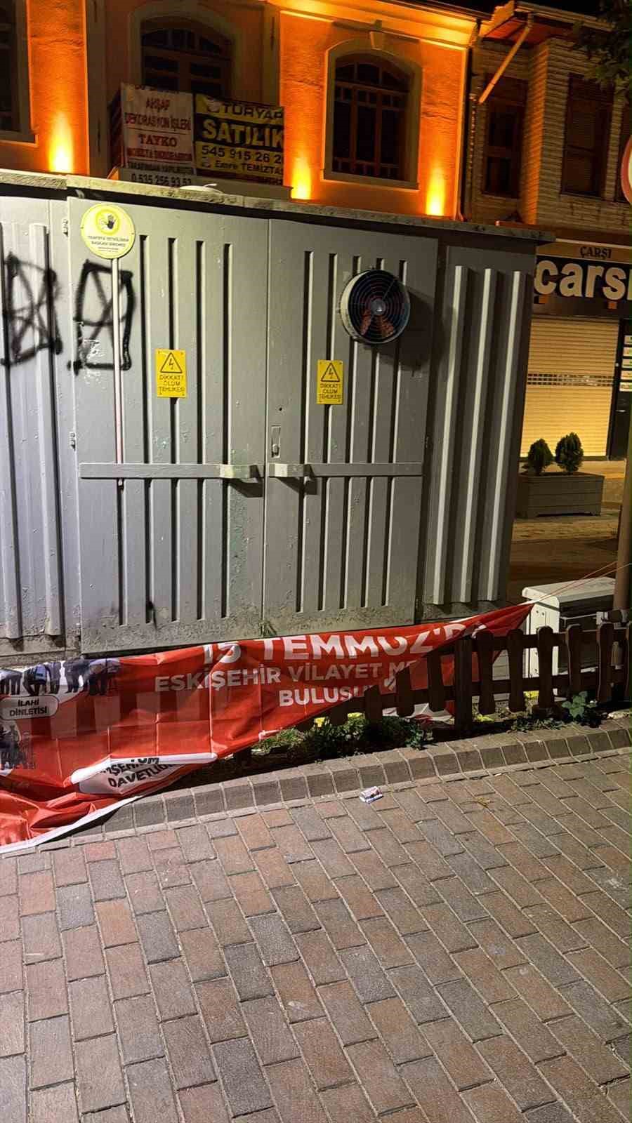 15 Temmuz pankartını indiren görevli, Ömer Halisdemir için "Kim o" dedi 6 15 temmuz pankartini indiren gorevli omer halisdemir icin kim o dedi 2 jAUUVWEJ