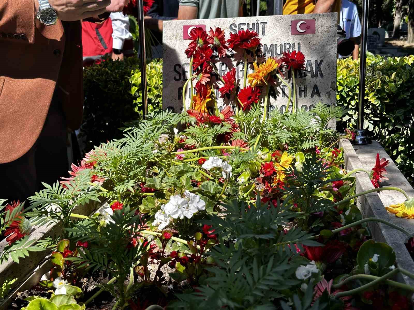 15 Temmuz şehidi, 10’uncu yıl dönümünde mezarı başında anıldı 4 15 temmuz sehidi 10uncu yil donumunde mezari basinda anildi 0 78wb842I