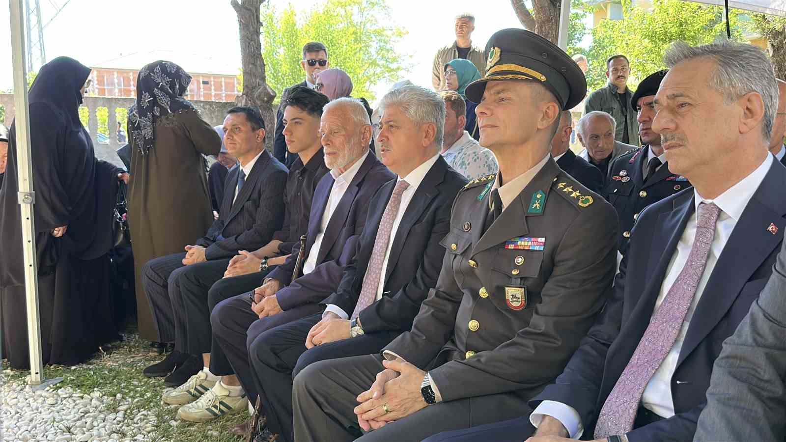 15 Temmuz şehidi, 10’uncu yıl dönümünde mezarı başında anıldı 5 15 temmuz sehidi 10uncu yil donumunde mezari basinda anildi 1 4wgHa9X3
