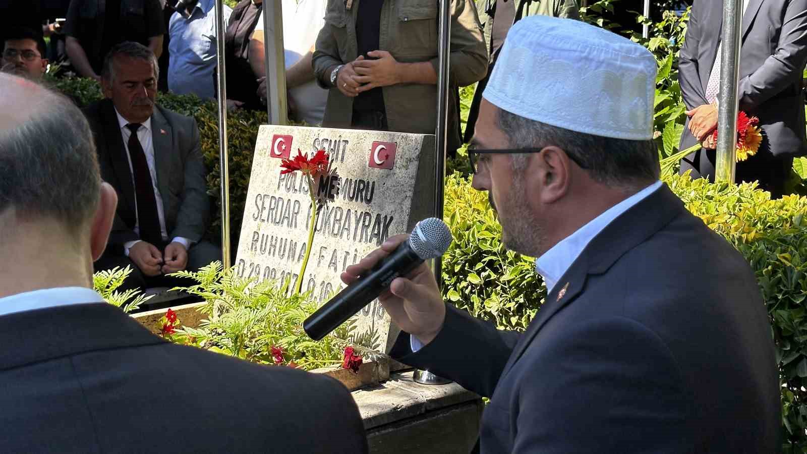 15 Temmuz şehidi, 10’uncu yıl dönümünde mezarı başında anıldı 6 15 temmuz sehidi 10uncu yil donumunde mezari basinda anildi 2 UNPHVVqf