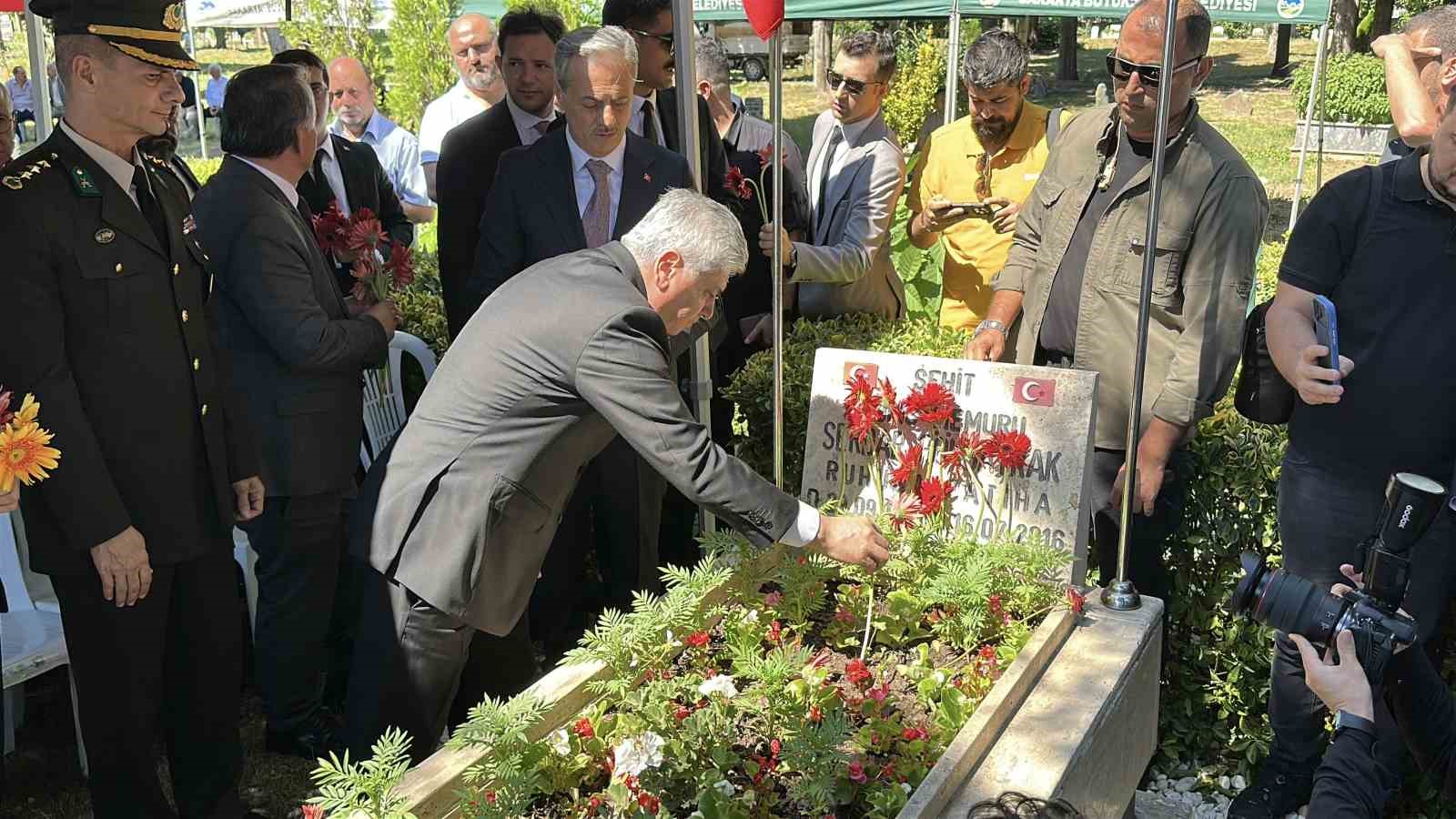 15 Temmuz şehidi, 10’uncu yıl dönümünde mezarı başında anıldı 7 15 temmuz sehidi 10uncu yil donumunde mezari basinda anildi 3 MJSYSaZe