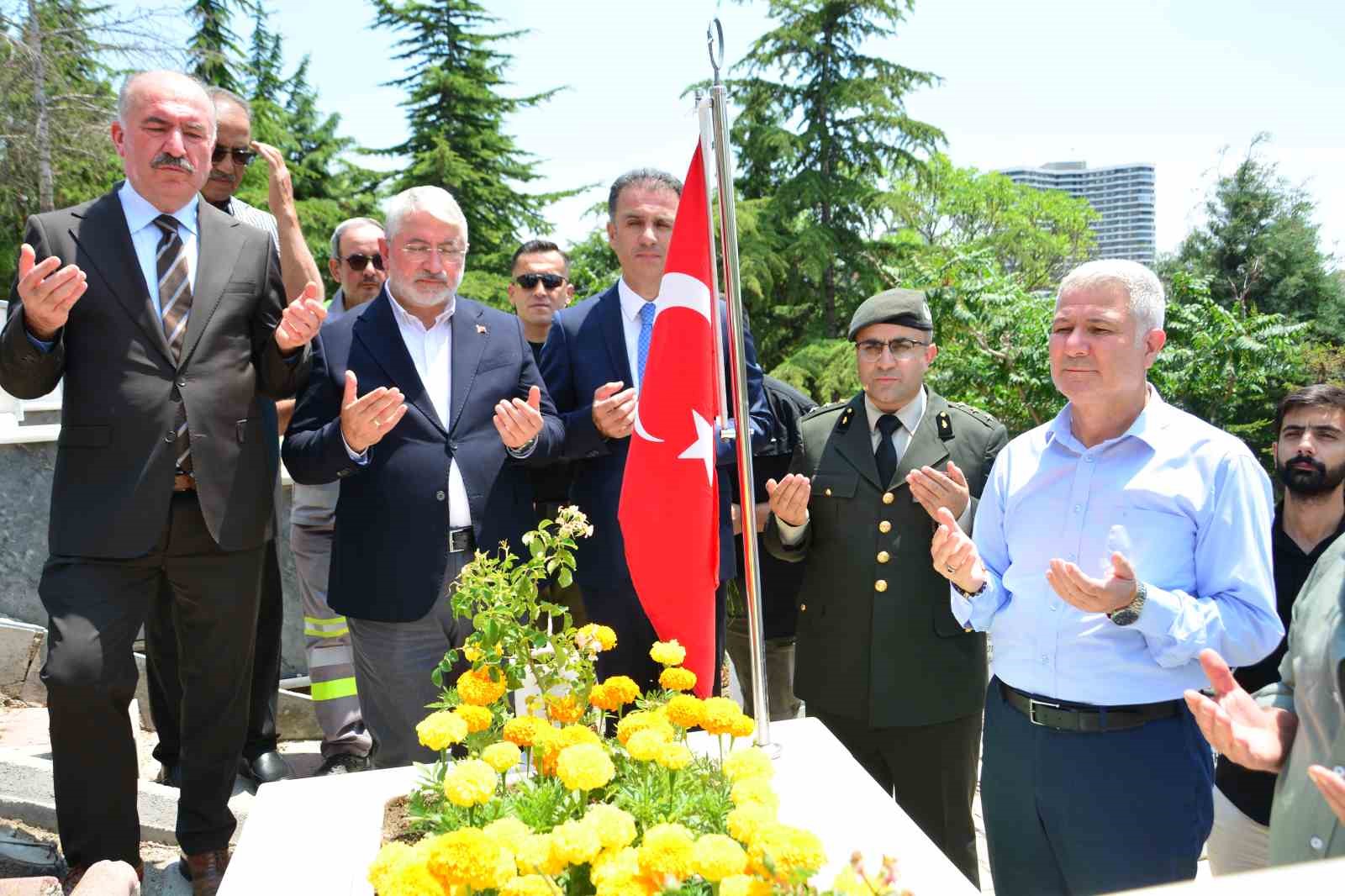 15 Temmuz şehidi Ali Karslı kabri başında dualarla anıldı 6 15 temmuz sehidi ali karsli kabri basinda dualarla anildi 2