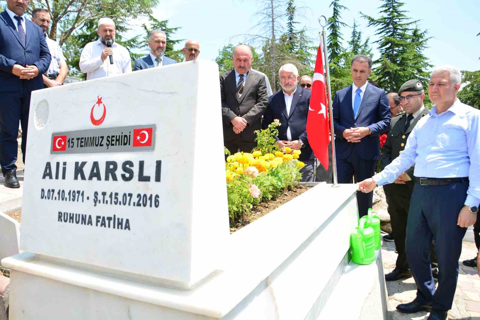 15 Temmuz şehidi Ali Karslı kabri başında dualarla anıldı 7 15 temmuz sehidi ali karsli kabri basinda dualarla anildi 3 HrhDF7wD