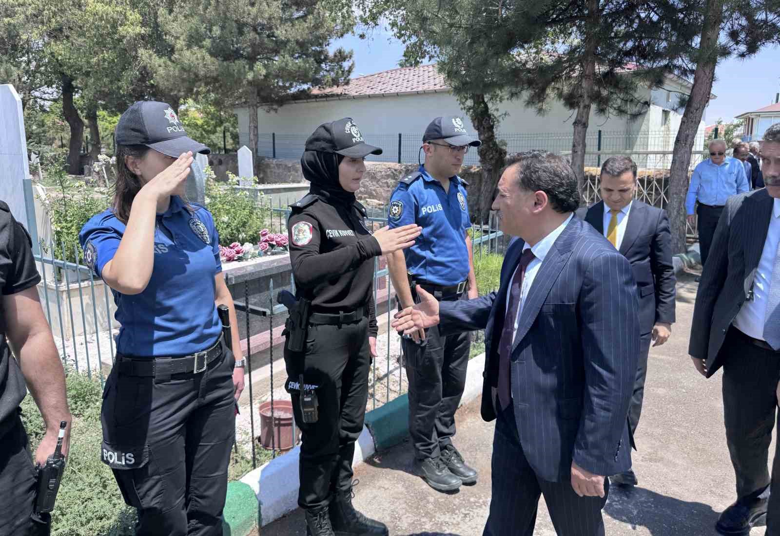 15 Temmuz şehidi Kübra Doğanay, kabri başında anıldı 4 15 temmuz sehidi kubra doganay kabri basinda anildi 0 bbhzEG6f