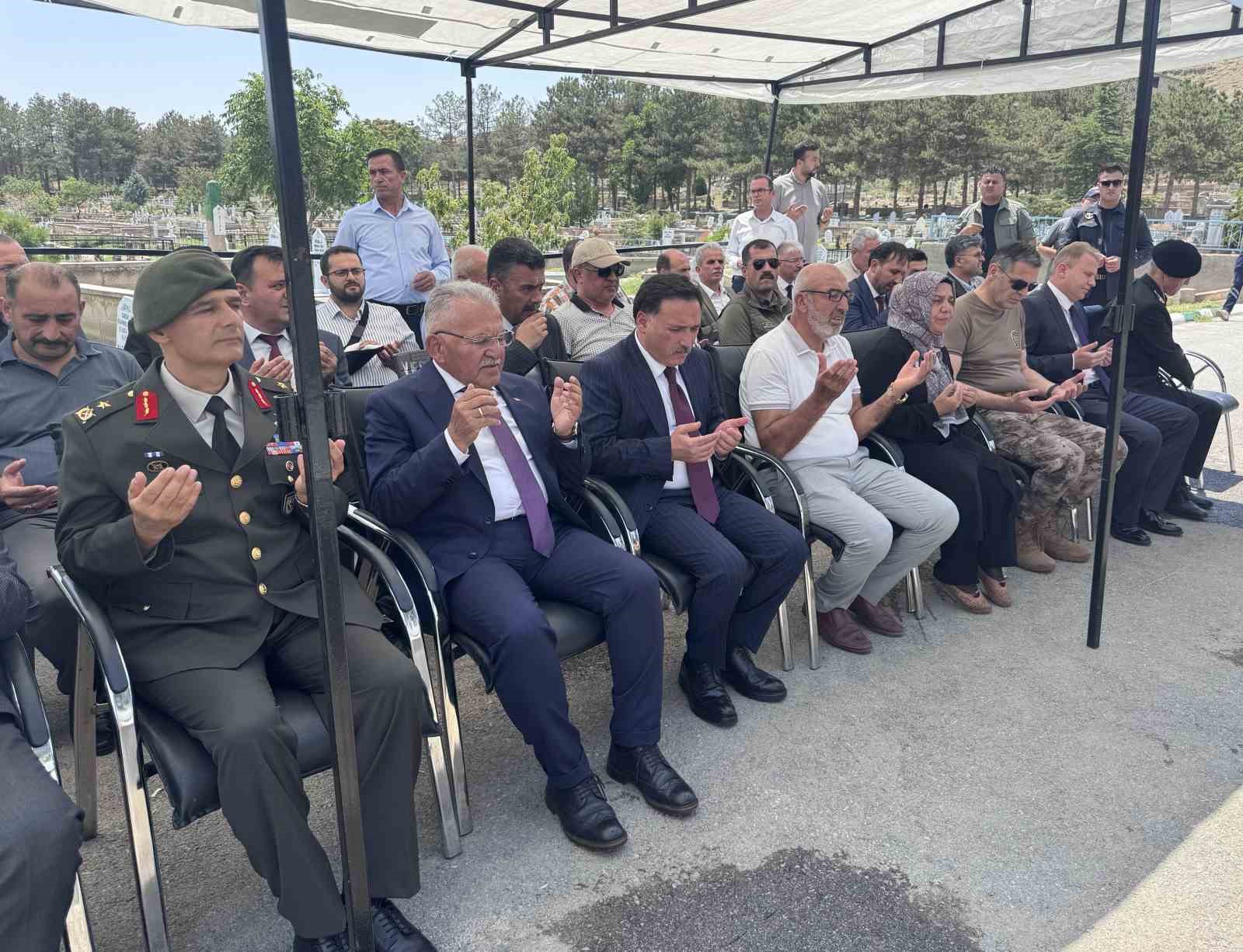 15 Temmuz şehidi Kübra Doğanay, kabri başında anıldı 5 15 temmuz sehidi kubra doganay kabri basinda anildi 1 XE6cCrqb