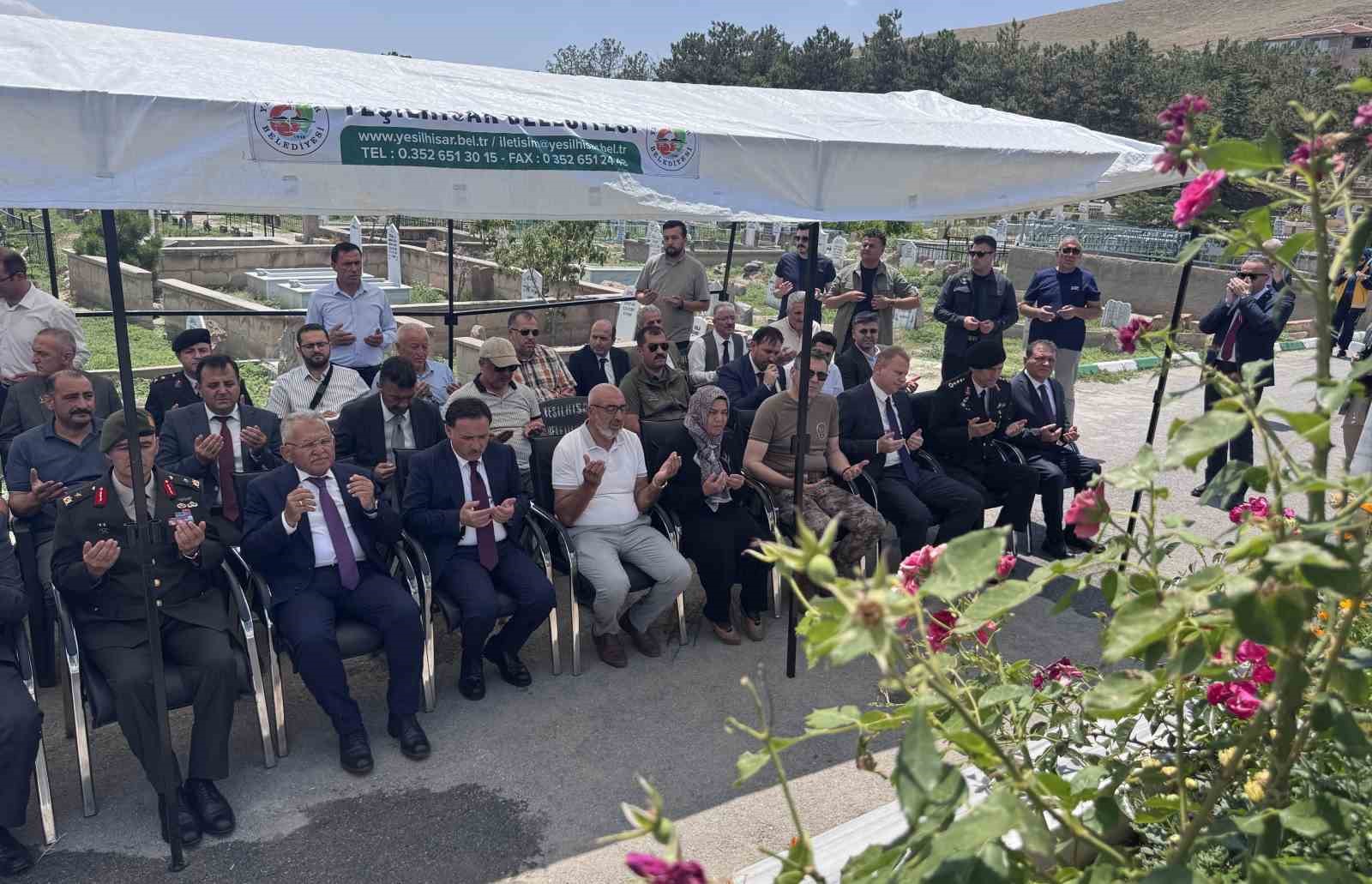 15 Temmuz şehidi Kübra Doğanay, kabri başında anıldı 6 15 temmuz sehidi kubra doganay kabri basinda anildi 2 m5B1gAWS