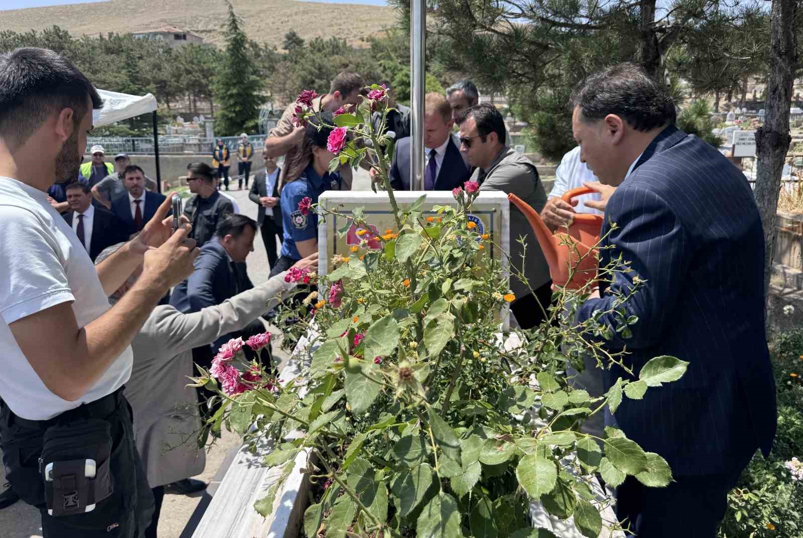 15 Temmuz şehidi Kübra Doğanay, kabri başında anıldı 7 15 temmuz sehidi kubra doganay kabri basinda anildi 3 DDq2Hc7w