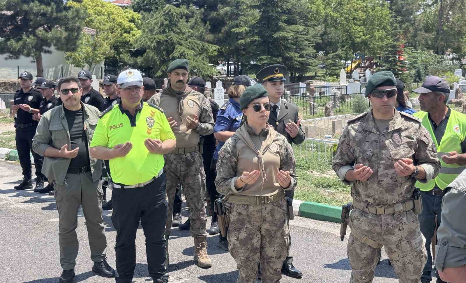 15 Temmuz şehidi Kübra Doğanay, kabri başında anıldı 8 15 temmuz sehidi kubra doganay kabri basinda anildi 4 2ZviIdI5