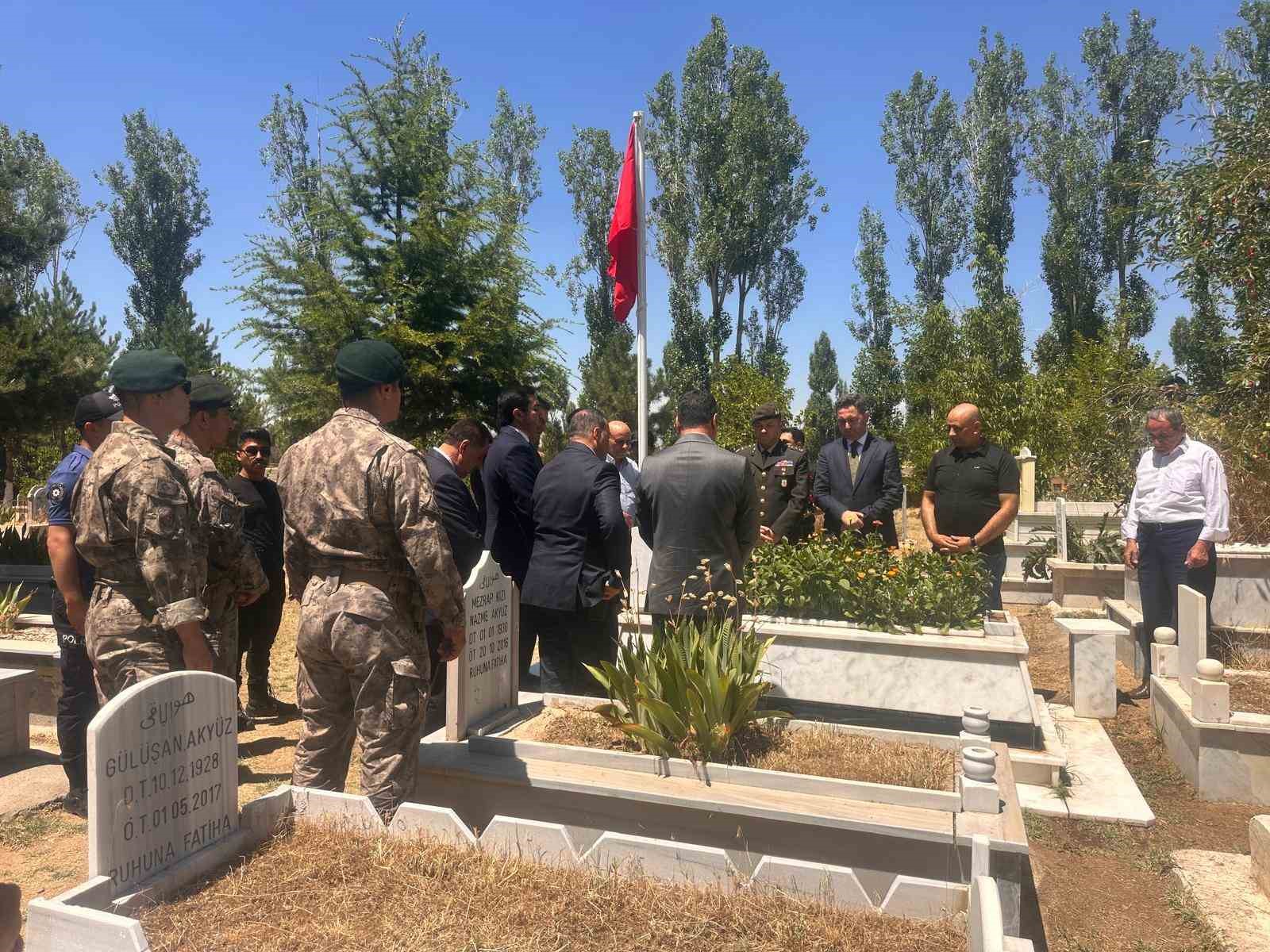 15 temmuz sehidi mezari basinda anildi 2 lcUZ2rTC
