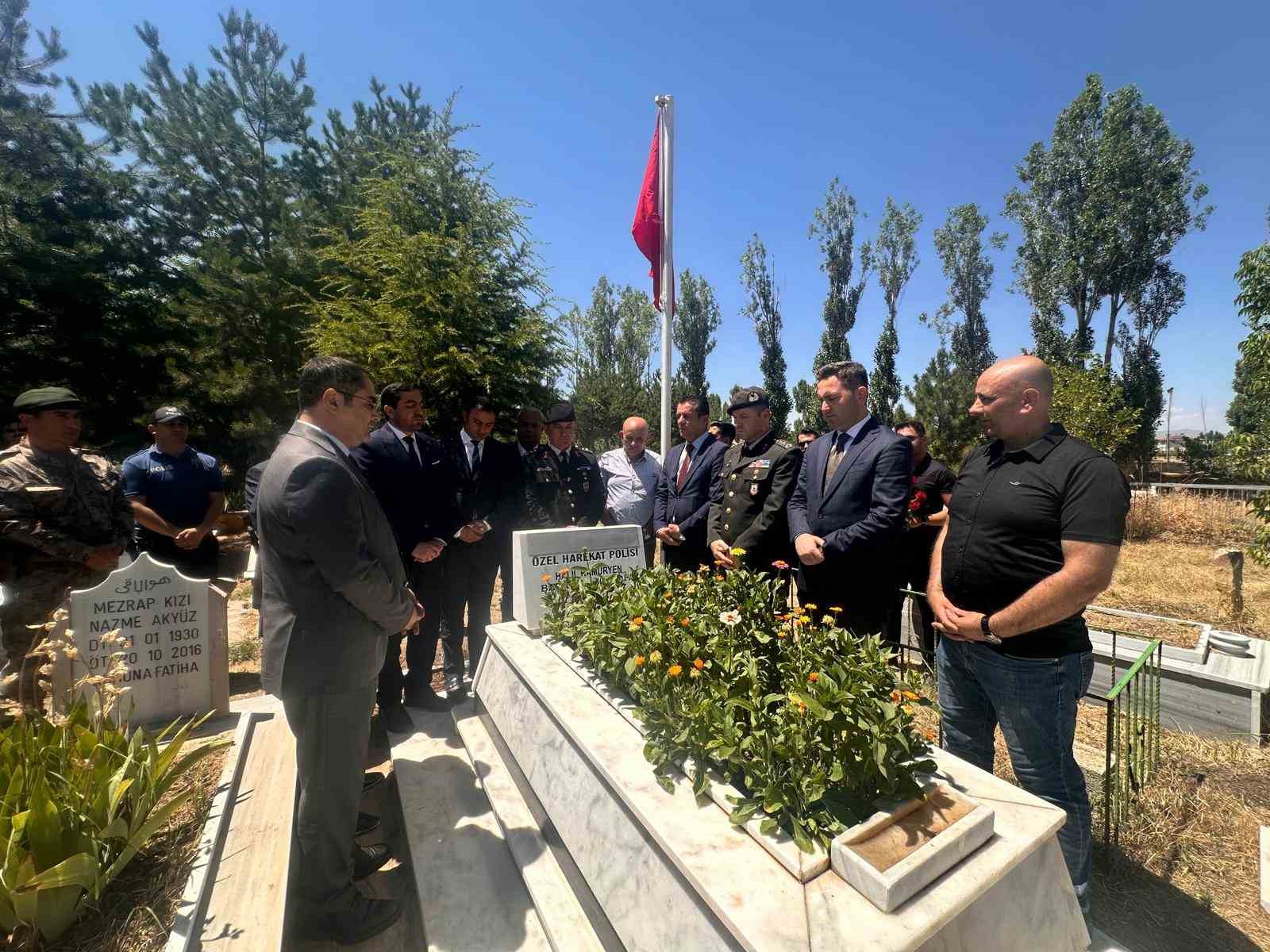 15 temmuz sehidi mezari basinda anildi 3 rydOPsfm
