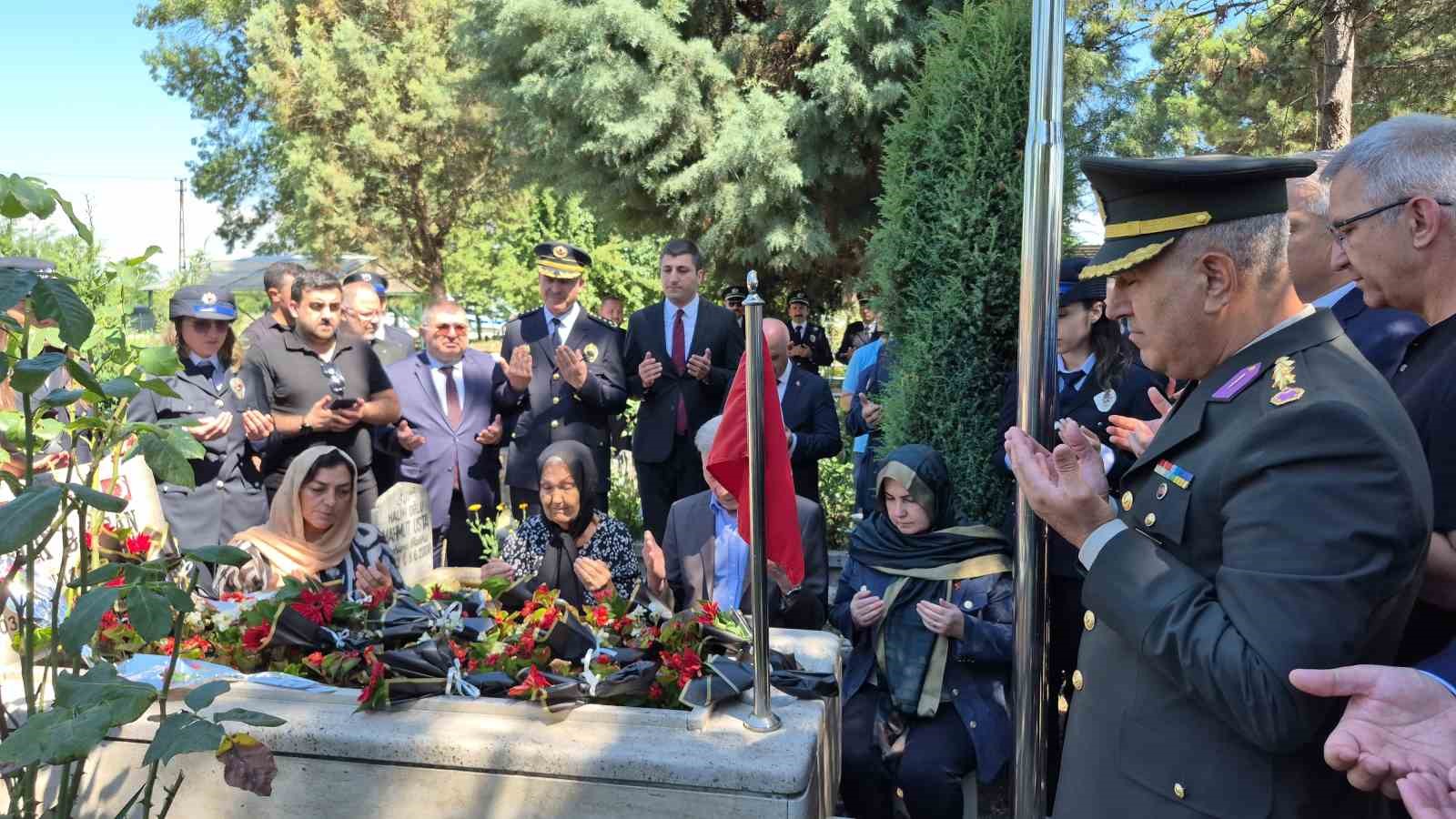 15 Temmuz şehidi Ufuk Baysan kabri başında anıldı 5 15 temmuz sehidi ufuk baysan kabri basinda anildi 1 eJNlrzyn