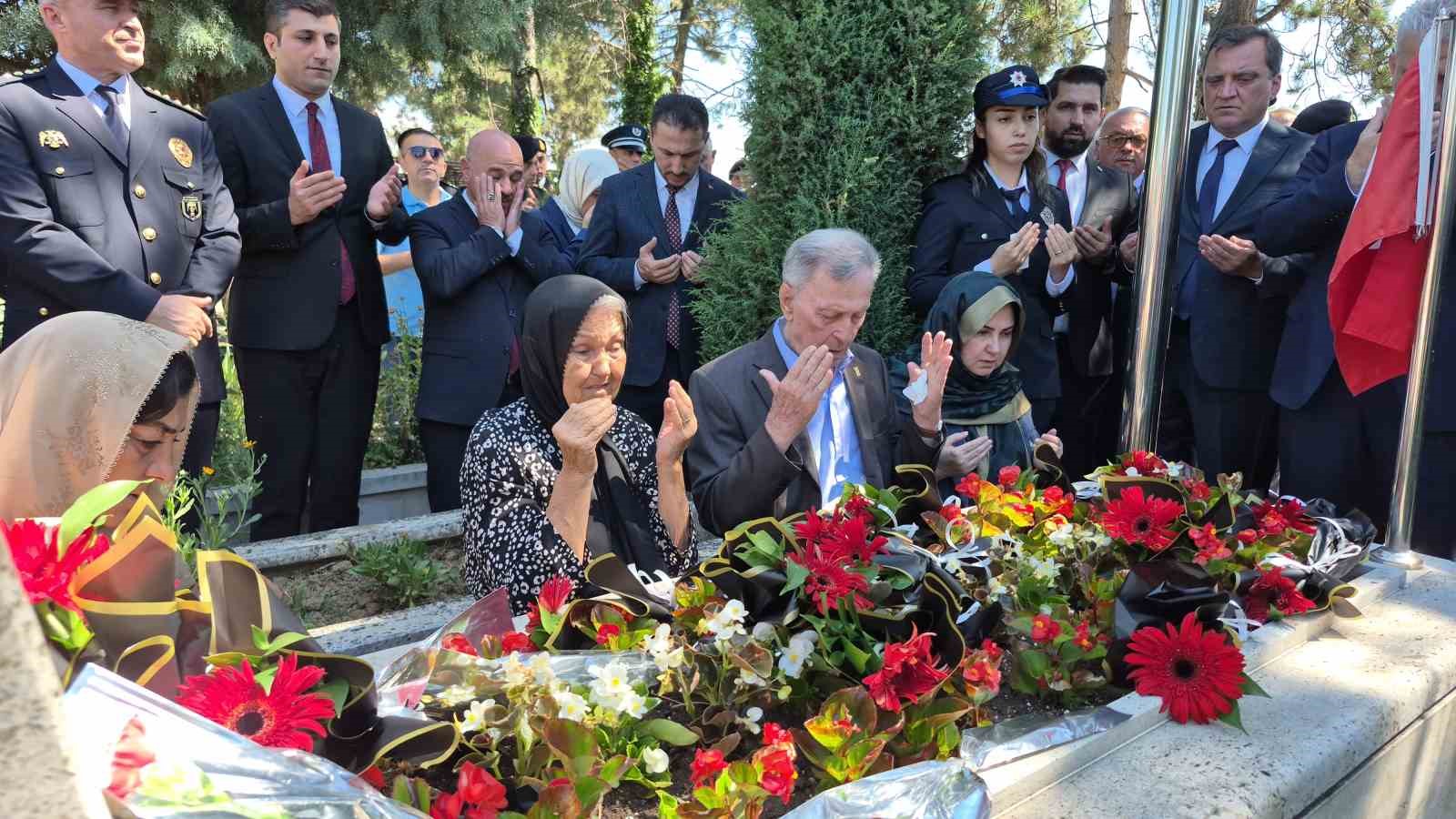 15 Temmuz şehidi Ufuk Baysan kabri başında anıldı 6 15 temmuz sehidi ufuk baysan kabri basinda anildi 2 ghM5jRRf