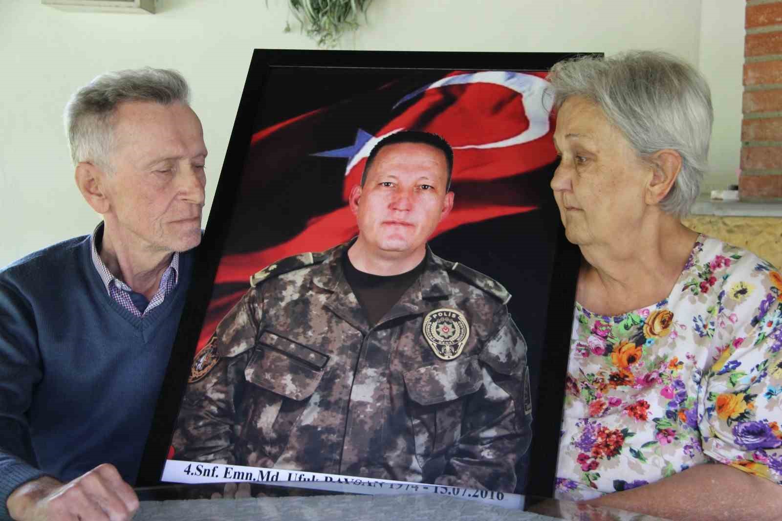 15 Temmuz şehidi Ufuk Baysan kabri başında anıldı 7 15 temmuz sehidi ufuk baysan kabri basinda anildi 3 TsYguV8V