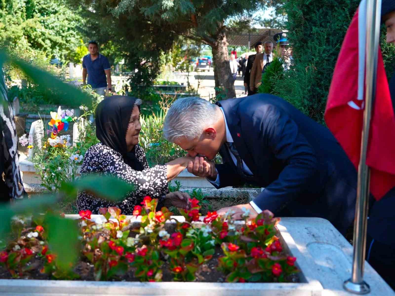 15 Temmuz şehidi Ufuk Baysan kabri başında anıldı 8 15 temmuz sehidi ufuk baysan kabri basinda anildi 4 kRFZbuXK