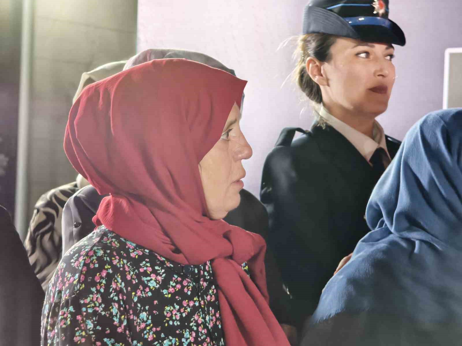 15 temmuz sehidinin annesi ben evlatsiz yasarim ama vatansiz yasayamam 6 QyjjsTHU