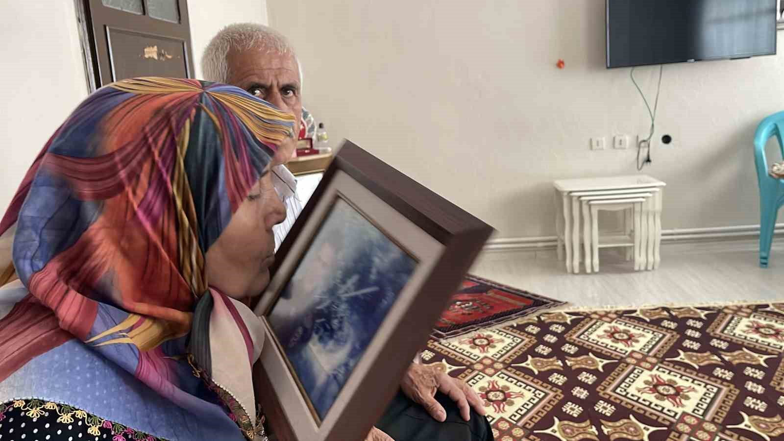 15 temmuz sehidinin annesi benim kuzum bir gitti bin tane kardes birakti bana 2 ii4aJuib