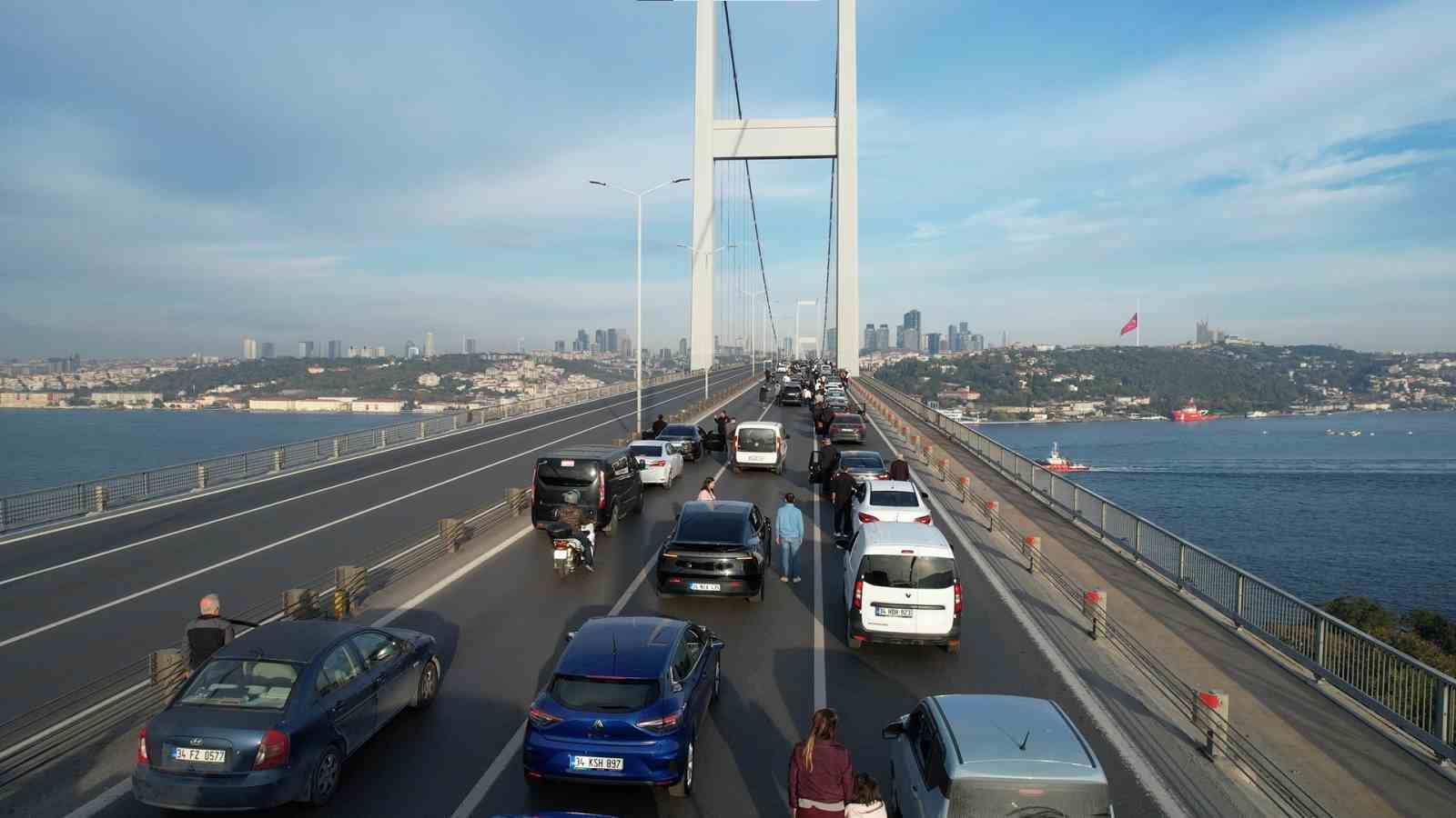 15 Temmuz Şehitler Köprüsü’nde 09.05’te vatandaşlar araçlarından inerek saygı duruşunda bulundu 5 15 temmuz sehitler koprusunde 0905te vatandaslar araclarindan inerek saygi durusunda bulundu 1 Lugh5AQa