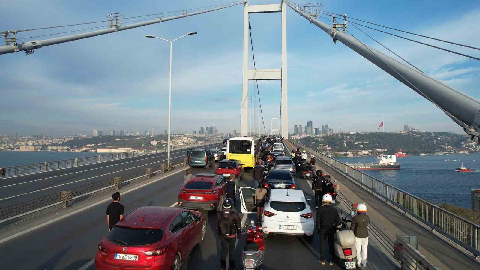 15 Temmuz Şehitler Köprüsü’nde 09.05’te vatandaşlar araçlarından inerek saygı duruşunda bulundu 6 15 temmuz sehitler koprusunde 0905te vatandaslar araclarindan inerek saygi durusunda bulundu 2 DWegaGld