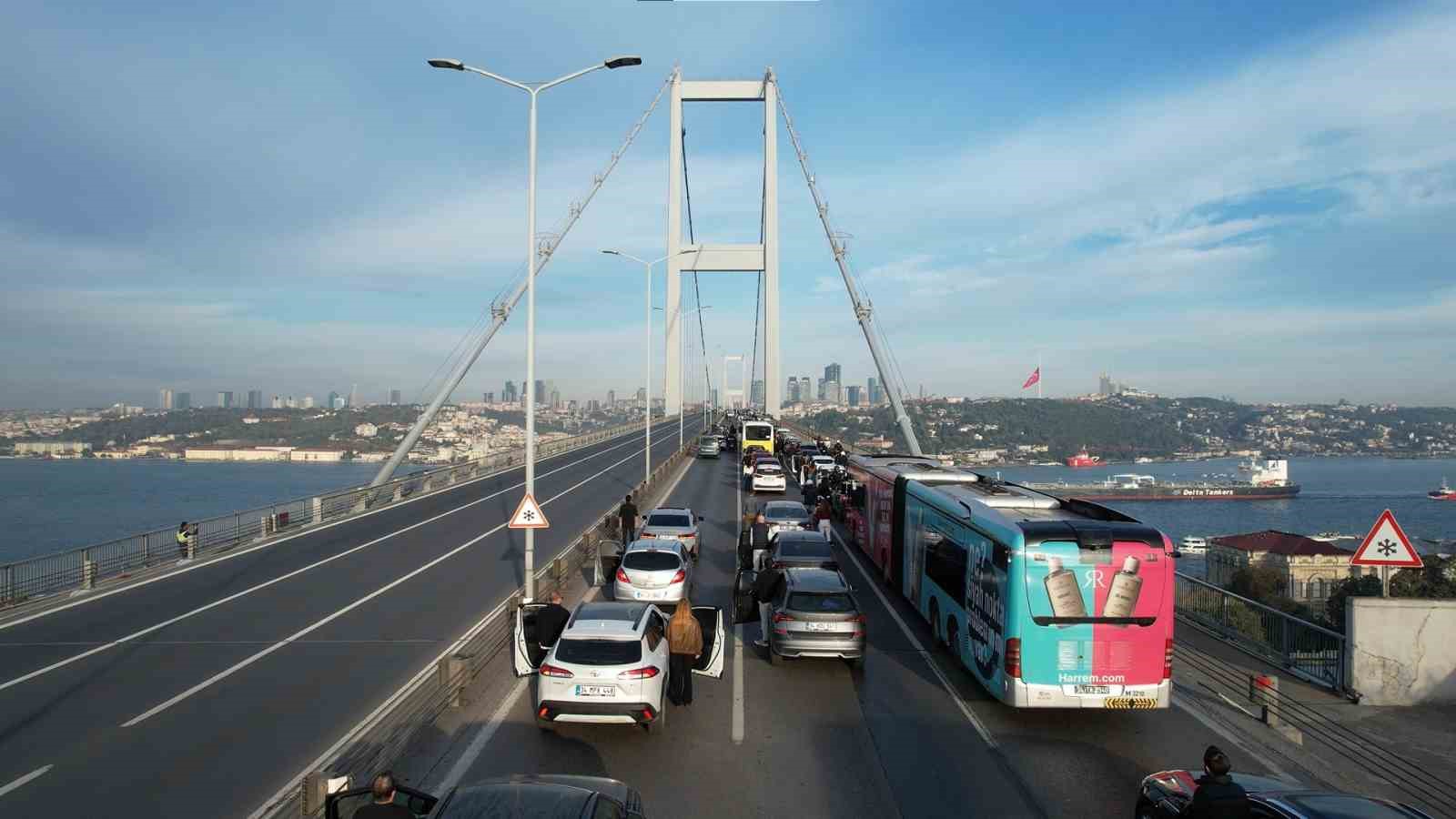 15 Temmuz Şehitler Köprüsü’nde 09.05’te vatandaşlar araçlarından inerek saygı duruşunda bulundu 7 15 temmuz sehitler koprusunde 0905te vatandaslar araclarindan inerek saygi durusunda bulundu 3