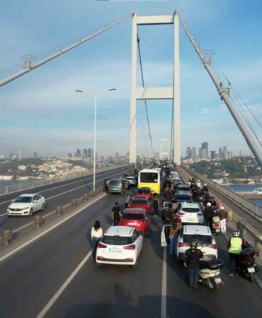 15-temmuz-sehitler-koprusunde-0905te-vatandaslar-araclarindan-inerek-saygi-durusunda-bulundu-JTrINz4B.jpg