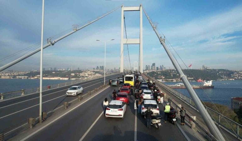 15-temmuz-sehitler-koprusunde-0905te-vatandaslar-araclarindan-inerek-saygi-durusunda-bulundu-JTrINz4B.jpg