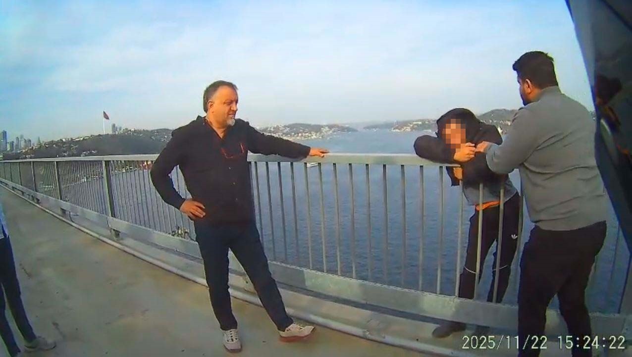 15 temmuz sehitler koprusunde intihar etmek isteyen sahsi kurtardilar 1 A4j813WN