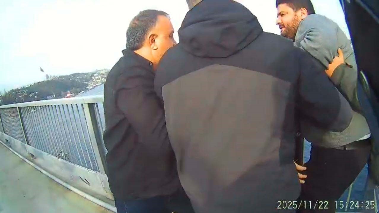 15 temmuz sehitler koprusunde intihar etmek isteyen sahsi kurtardilar 3 MPcQbe5v