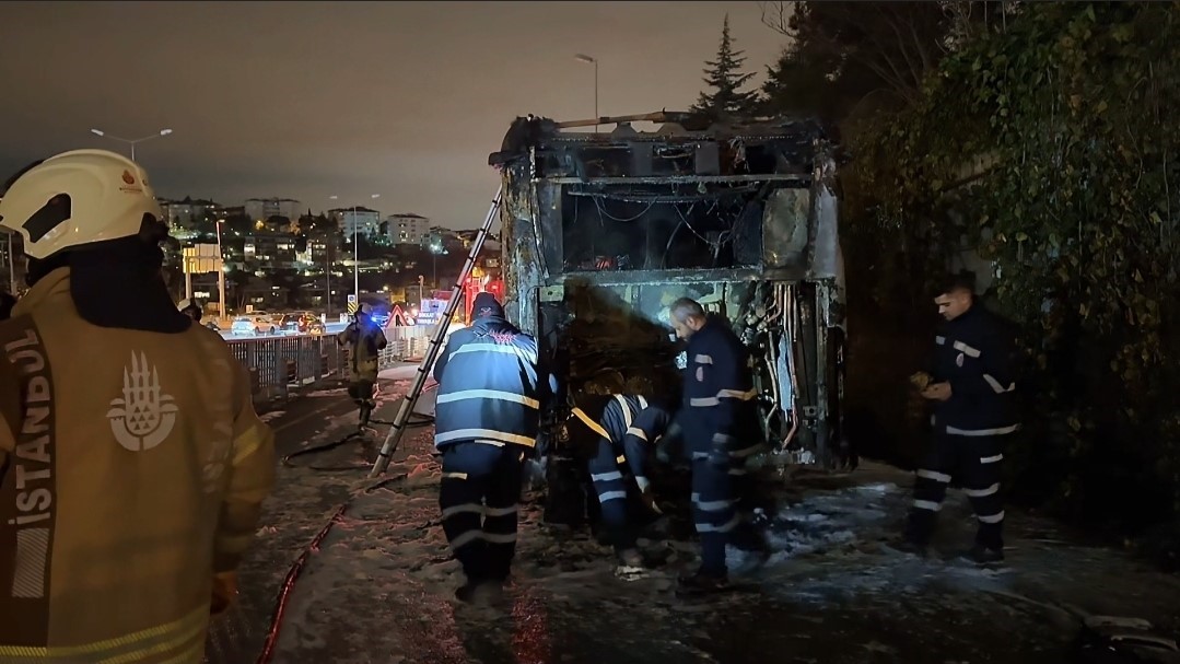 15 Temmuz Şehitler Köprüsü’nde metrobüs alev alev yandı: Yolcular tahliye edildi 4 15 temmuz sehitler koprusunde metrobus alev alev yandi yolcular tahliye edildi 0 n6zjjjuJ