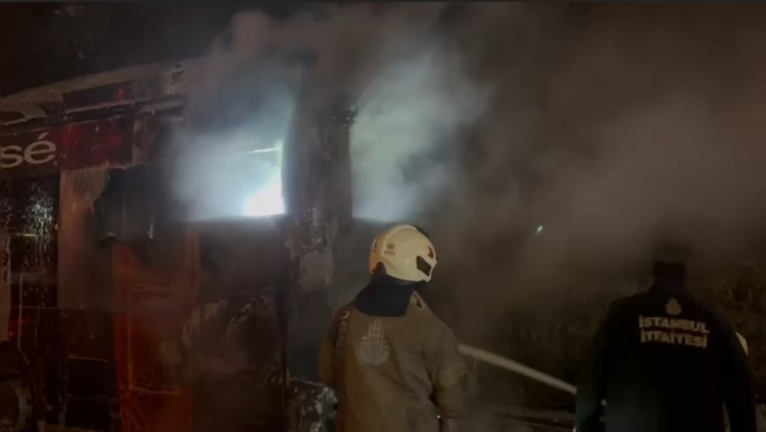 15 Temmuz Şehitler Köprüsü’nde metrobüs alev alev yandı: Yolcular tahliye edildi 5 15 temmuz sehitler koprusunde metrobus alev alev yandi yolcular tahliye edildi 1