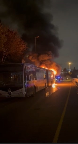 15 Temmuz Şehitler Köprüsü’nde metrobüs alev alev yandı: Yolcular tahliye edildi 7 15 temmuz sehitler koprusunde metrobus alev alev yandi yolcular tahliye edildi 3 pTnjSPWc
