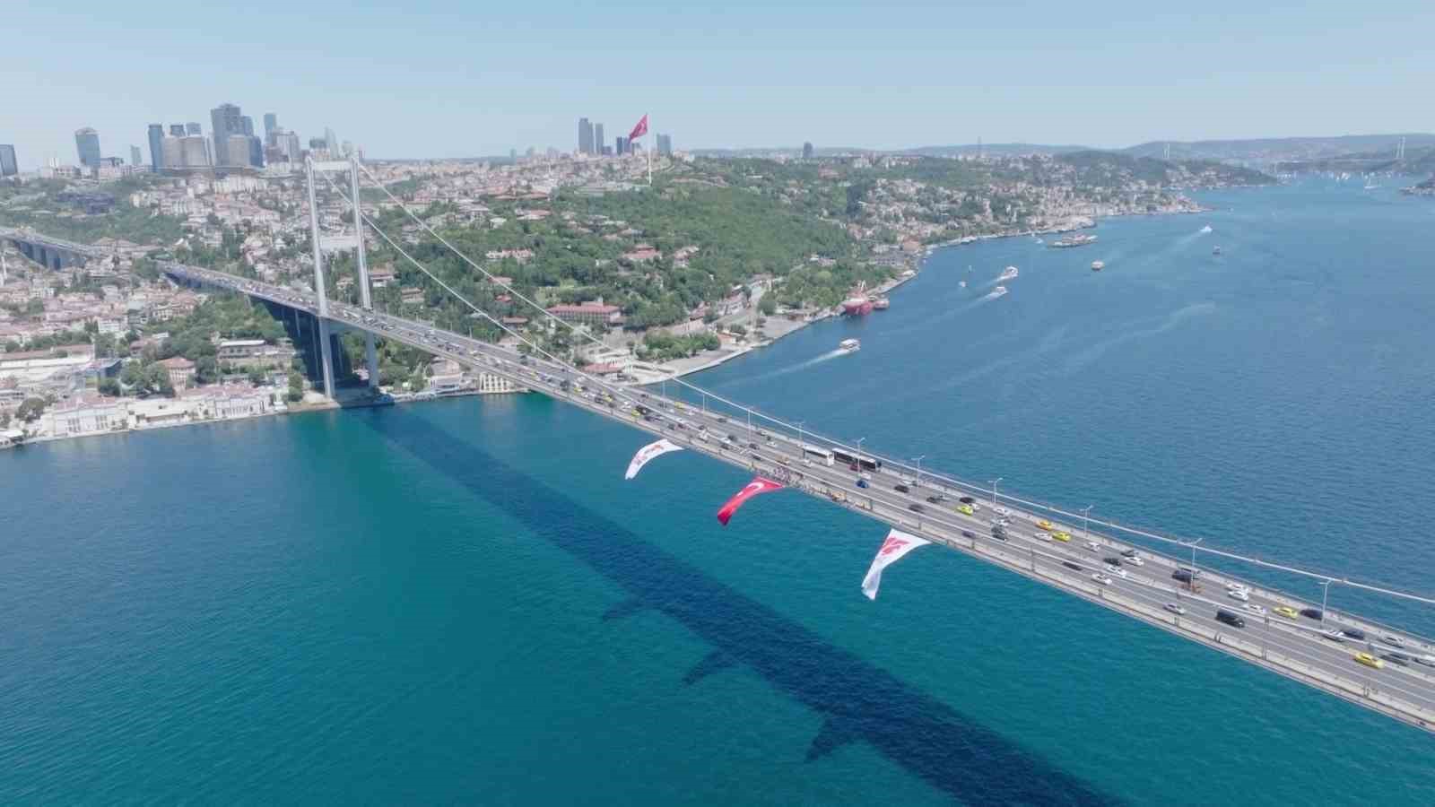 15 temmuz sehitler koprusune asilan dev turk bayragi havadan goruntulendi 0 X3TshH65