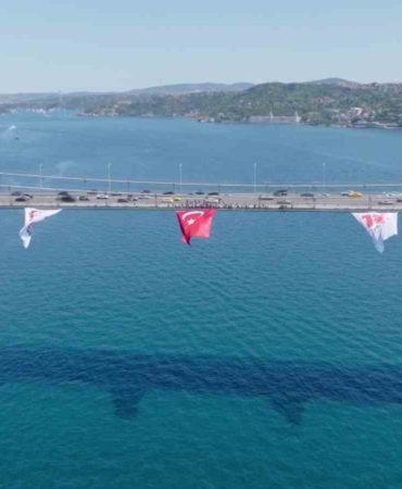 15-temmuz-sehitler-koprusune-asilan-dev-turk-bayragi-havadan-goruntulendi-mwJuBNH9.jpg