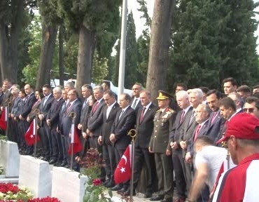 15-temmuz-sehitleri-icin-edirnekapi-sehitliginde-anma-toreni-duzenlendi-IRA61vVZ.jpg