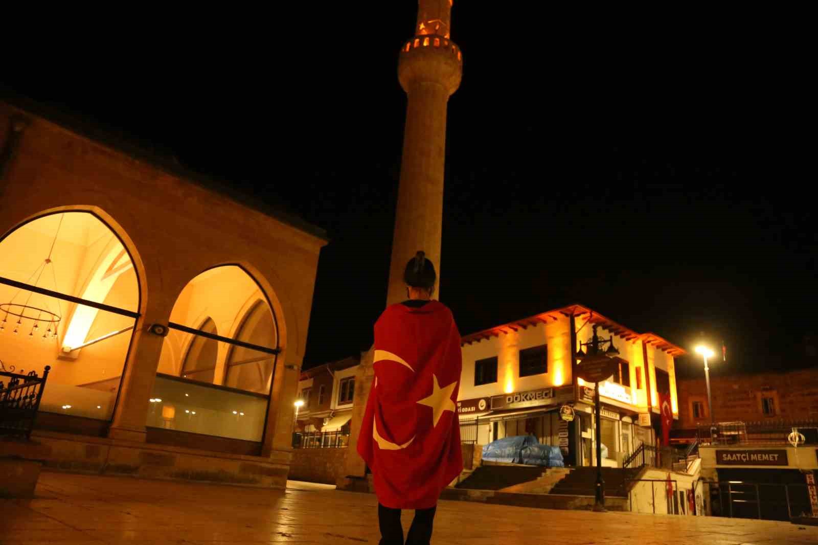15 temmuz sehitleri icin sela okundu genc kiz gozyaslarini tutamadi 3 UHmQp3jq