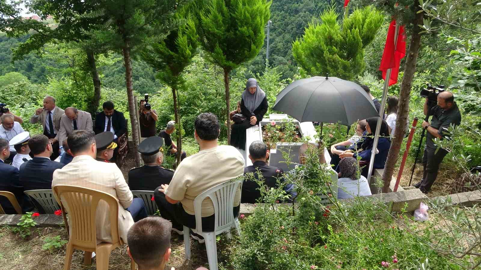 15 temmuz sehitlerinden samet uslu sehadetinin 10 yilinda kabri basinda dualarla anildi 0 AJrN71lX