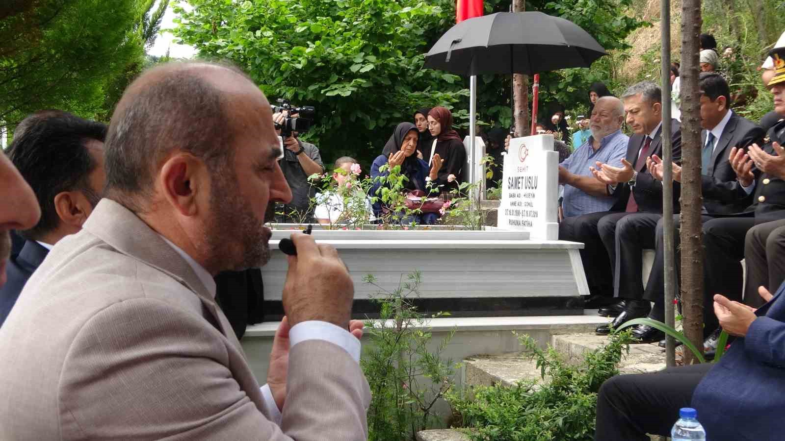 15 temmuz sehitlerinden samet uslu sehadetinin 10 yilinda kabri basinda dualarla anildi 1
