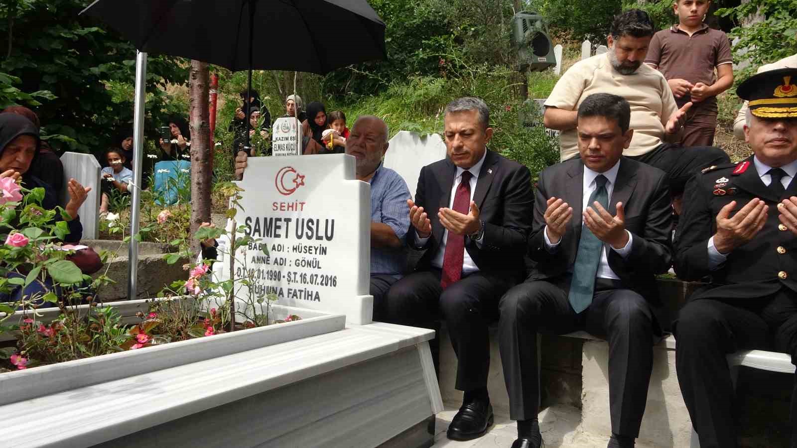 15 temmuz sehitlerinden samet uslu sehadetinin 10 yilinda kabri basinda dualarla anildi 2 PzBY98fK