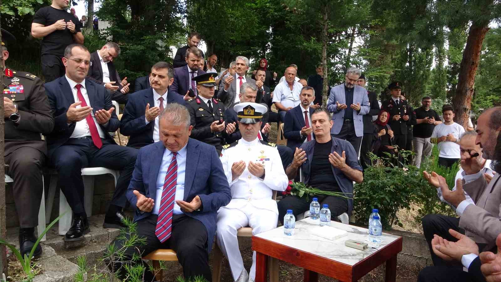 15 temmuz sehitlerinden samet uslu sehadetinin 10 yilinda kabri basinda dualarla anildi 3
