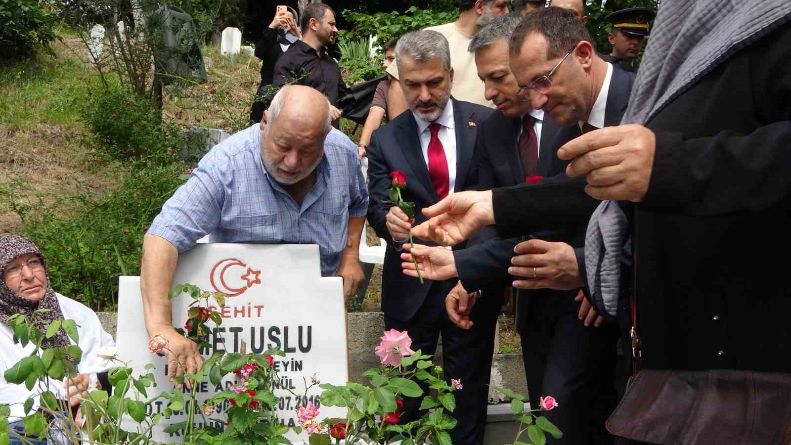 15 temmuz sehitlerinden samet uslu sehadetinin 10 yilinda kabri basinda dualarla anildi 6 gIj88Qwg