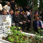 15-temmuz-sehitlerinden-samet-uslu-sehadetinin-10-yilinda-kabri-basinda-dualarla-anildi-aGJ3z2iH.jpg