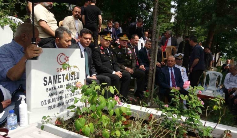 15-temmuz-sehitlerinden-samet-uslu-sehadetinin-10-yilinda-kabri-basinda-dualarla-anildi-aGJ3z2iH.jpg