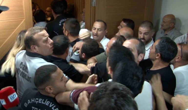 15-temmuza-tiyatro-diyen-chpli-meclis-uyelerine-sehitleri-ailelerinden-sert-tepki-OVehUsrN.jpg