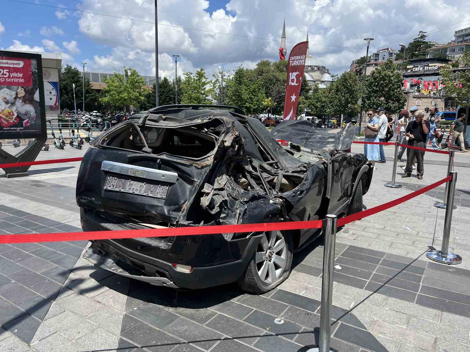 15 Temmuz’da tankın ezdiği araç Üsküdar’da sergileniyor 5 15 temmuzda tankin ezdigi arac uskudarda sergileniyor 1 IzMuRISU
