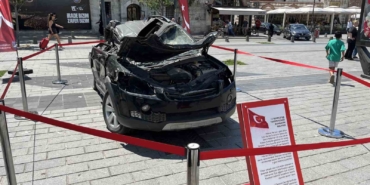 15-temmuzda-tankin-ezdigi-arac-uskudarda-sergileniyor-albCpk2y.jpg