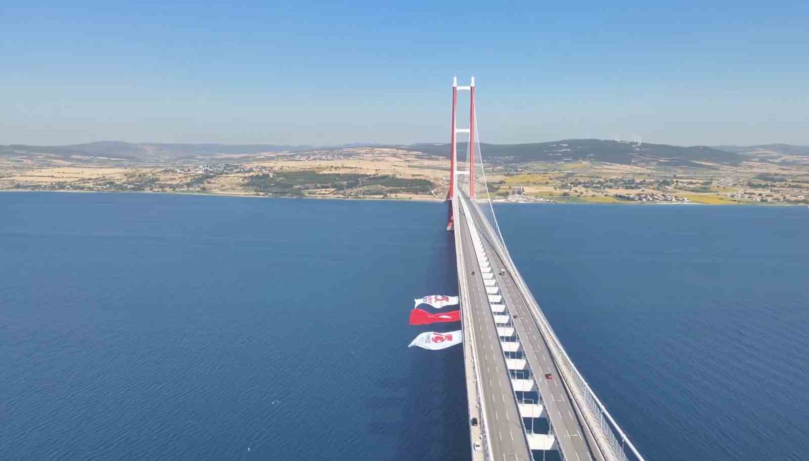 15 Temmuz’un 10’uncu yılı anısına Çanakkale Köprüsü’nde Türk bayrağı dalgalandırıldı 4 15 temmuzun 10uncu yili anisina canakkale koprusunde turk bayragi dalgalandirildi 0 1RArJgOO