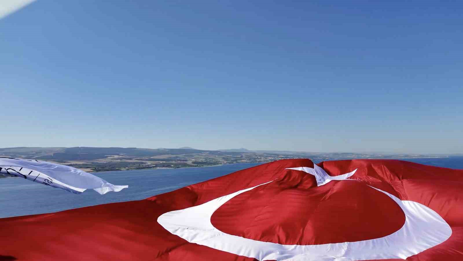 15 Temmuz’un 10’uncu yılı anısına Çanakkale Köprüsü’nde Türk bayrağı dalgalandırıldı 5 15 temmuzun 10uncu yili anisina canakkale koprusunde turk bayragi dalgalandirildi 1 WzQfJhOt