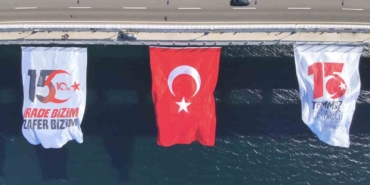 15-temmuzun-10uncu-yili-anisina-canakkale-koprusunde-turk-bayragi-dalgalandirildi-i2Rj13fZ.jpg